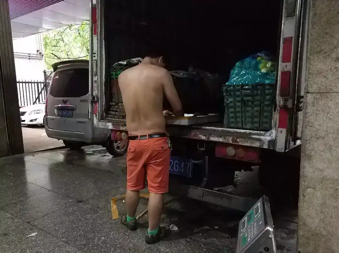 ▲自己开货车送瓜的李四(拍摄:阿七) ▲自己开货车送瓜李四(拍摄:阿七