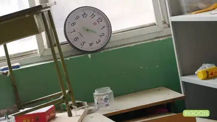 教室里有个停了的挂钟。 教室里有个停了的挂钟。