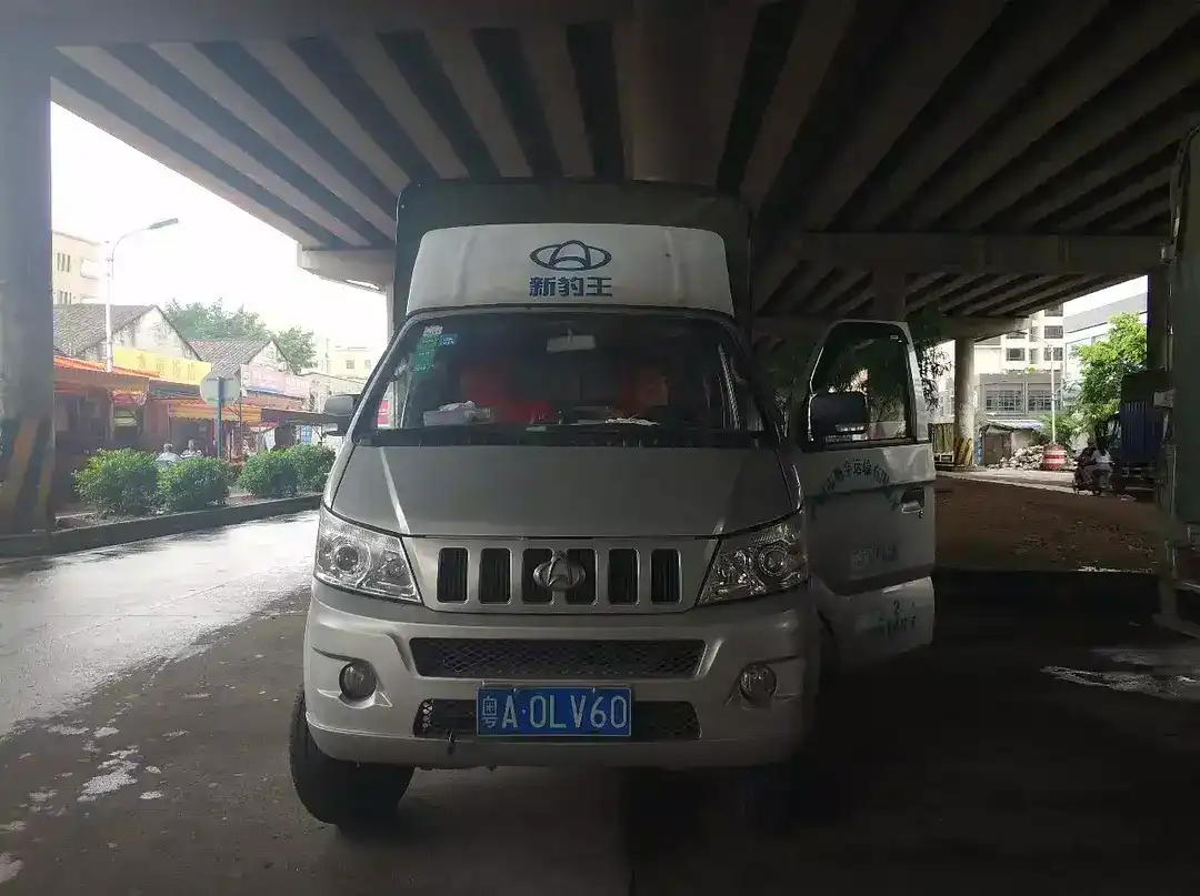 ▲在立交桥底下休息的小刘(拍摄:阿七) ▲在立交桥底下休息的小刘(拍摄:阿七)
