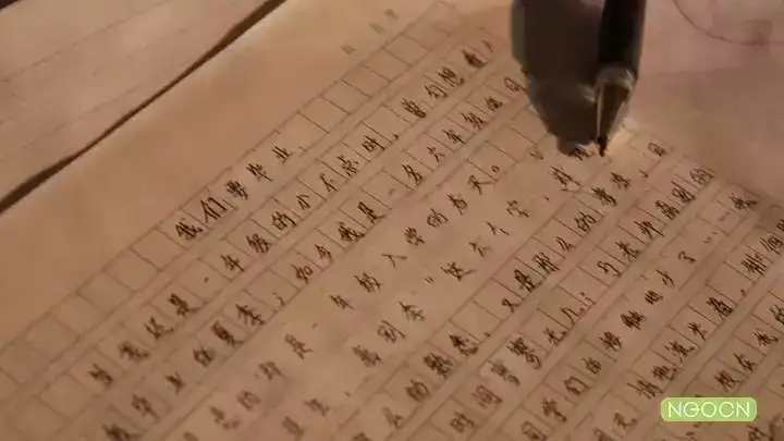 六年级的讲台上,留下了一个毕业生的感言。 六年级的讲台上,留下了一个毕业生的感言。