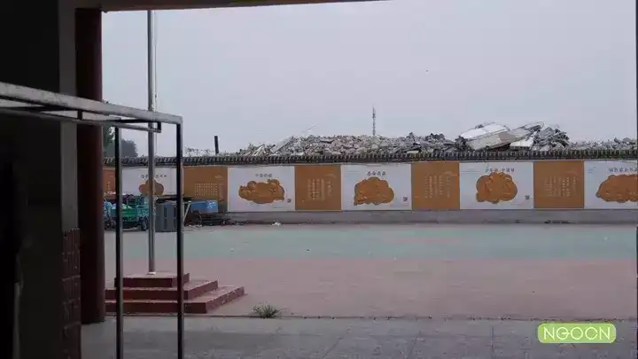 围墙外的建筑残骸已经比围墙要高。 围墙外的建筑残骸已经比围墙要高。